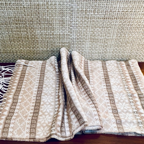 VTG Wilsons Soft Acrylic Neutral Snowflake Wide Scarf Made in Italy - Picture 4 of 8